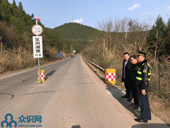  四川西充县路政大队加强板桥子施工作业路段安全监管