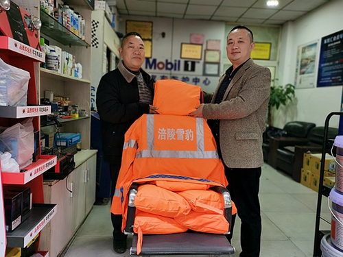 重庆涪陵：两爱心企业捐赠雨衣解雪豹救援队雨天出勤燃眉之急