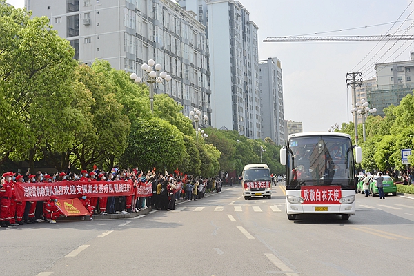 重庆清义轩集团迎接涪陵援鄂医疗队凯旋归来 免费吃火锅