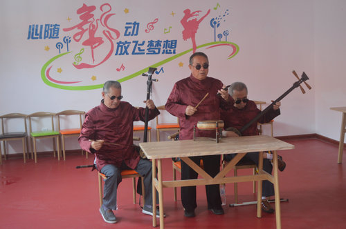 青岛：即墨30名残疾人在志愿者陪同下逛古城感受即墨新变化